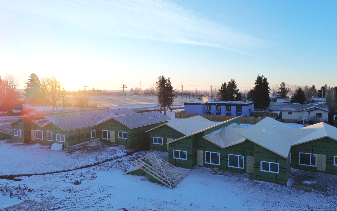 4plex structure using trusses, floor trusses and wall panels